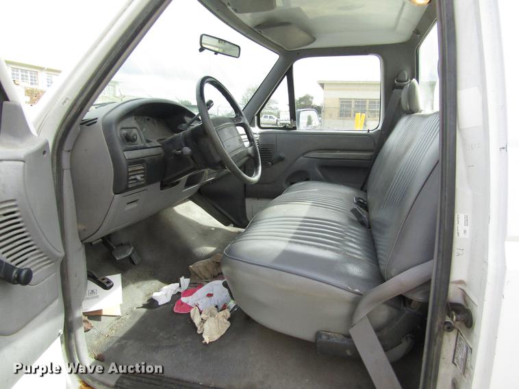 image for item DD8913 1995 Ford F150 pickup truck
