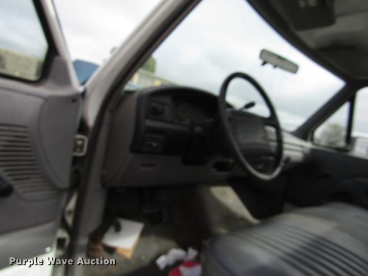 image for item DD8913 1995 Ford F150 pickup truck