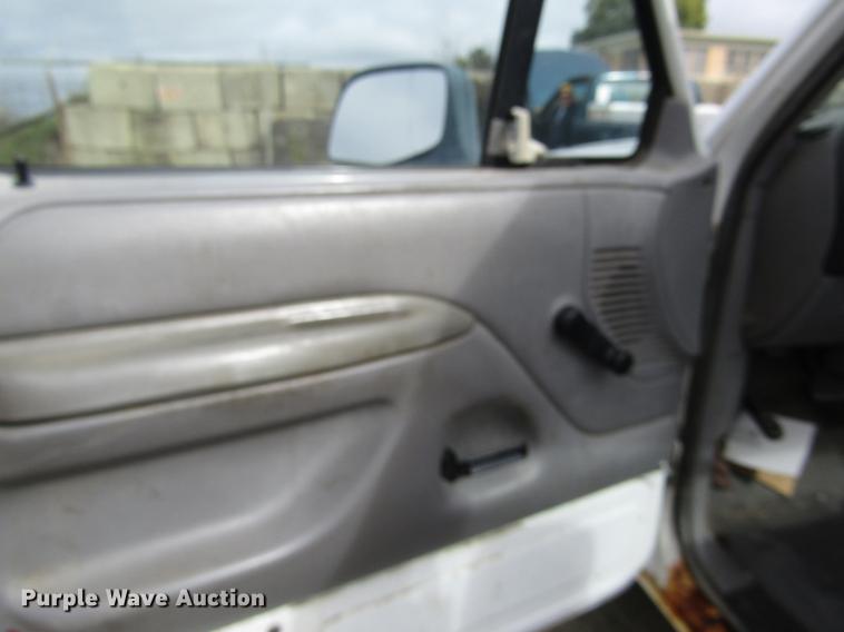 image for item DD8913 1995 Ford F150 pickup truck