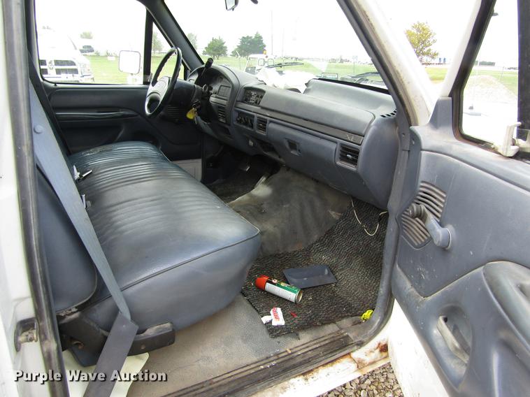 image for item DD8914 1993 Ford F150 utility bed pickup truck