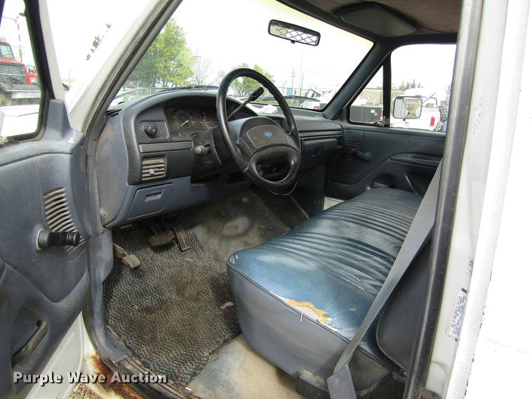 image for item DD8914 1993 Ford F150 utility bed pickup truck