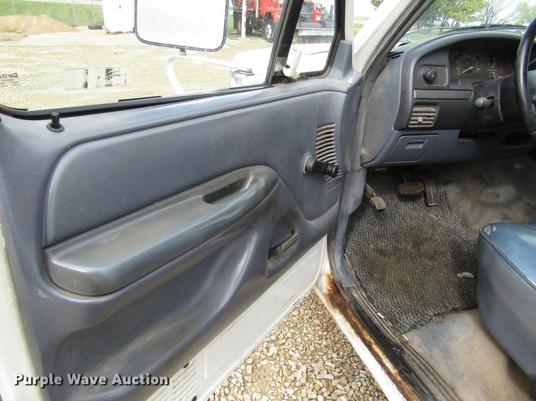 image for item DD8914 1993 Ford F150 utility bed pickup truck