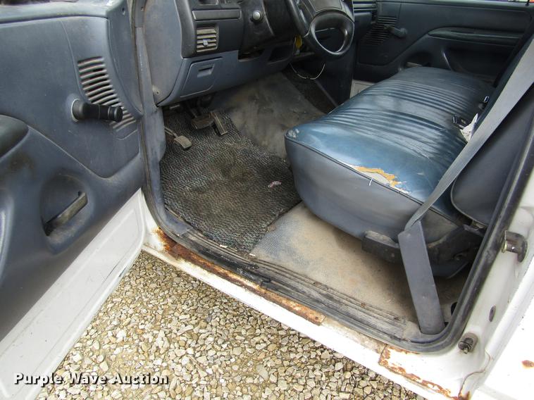 image for item DD8914 1993 Ford F150 utility bed pickup truck