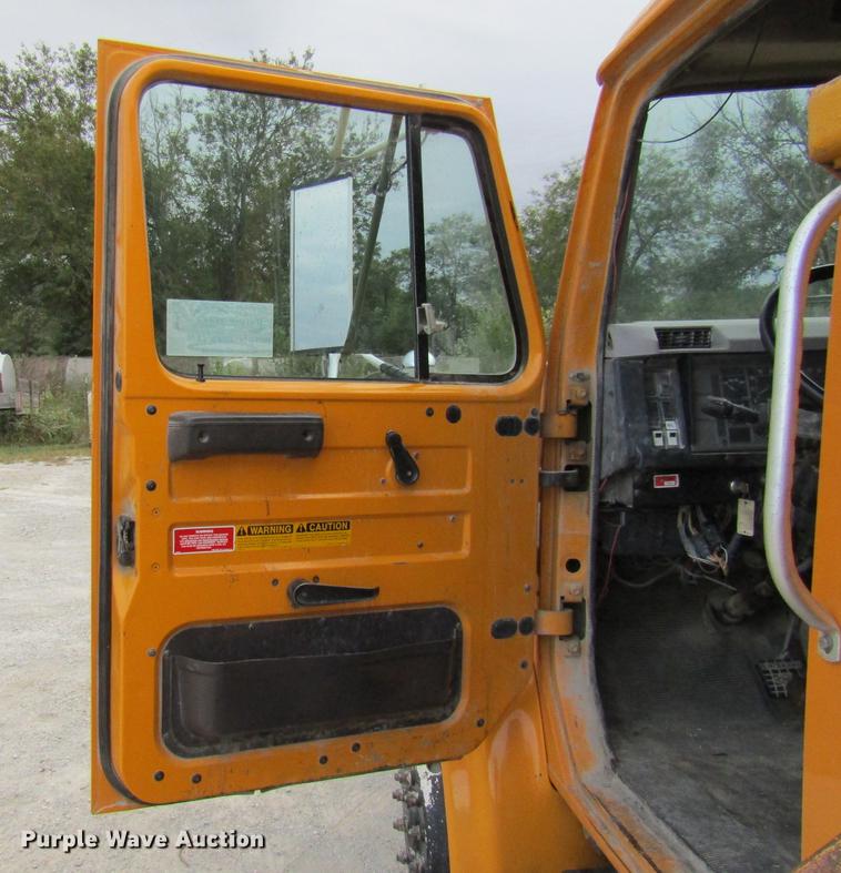 image for item DE5850 1996 International 4900 dump truck