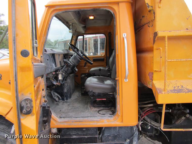 image for item DE5850 1996 International 4900 dump truck