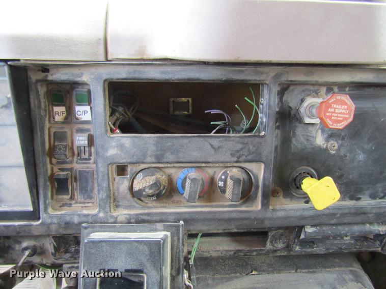 image for item DE5850 1996 International 4900 dump truck