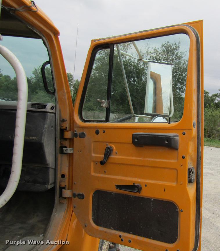 image for item DE5850 1996 International 4900 dump truck