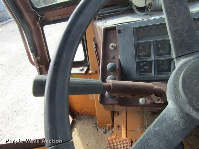 image for item DE5861 1987 Case 480E backhoe