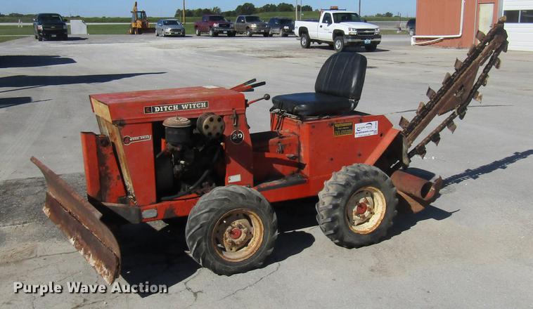 image for item DE5865 Ditch Witch J20 trencher