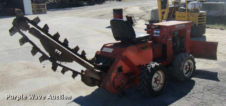 image for item DE5865 Ditch Witch J20 trencher