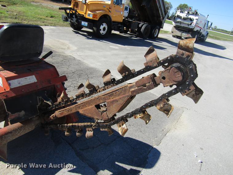 image for item DE5865 Ditch Witch J20 trencher