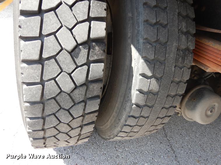 image for item DF1868 2002 GMC C6500 box truck