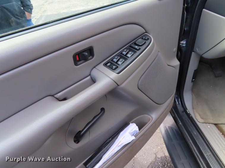 image for item DN9241 2004 Chevrolet Suburban 1500 SUV