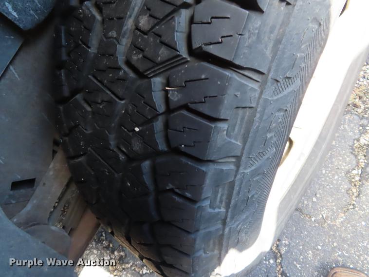 image for item DN9242 2001 Chevrolet Suburban 1500 SUV