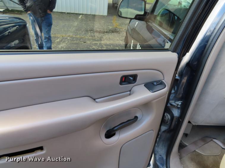 image for item DN9243 2004 Chevrolet Suburban 1500 SUV