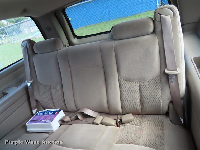 image for item DN9243 2004 Chevrolet Suburban 1500 SUV