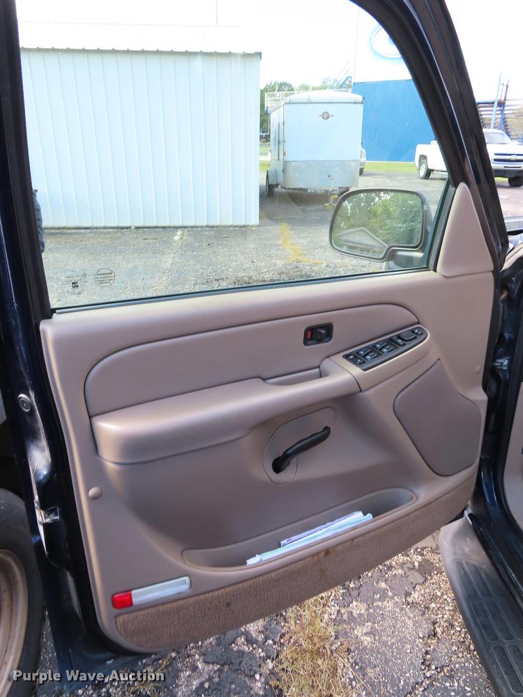 image for item DN9243 2004 Chevrolet Suburban 1500 SUV