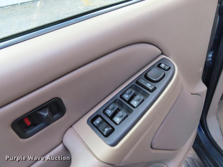 image for item DN9243 2004 Chevrolet Suburban 1500 SUV