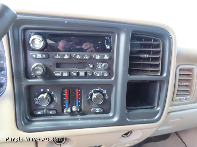 image for item DN9243 2004 Chevrolet Suburban 1500 SUV