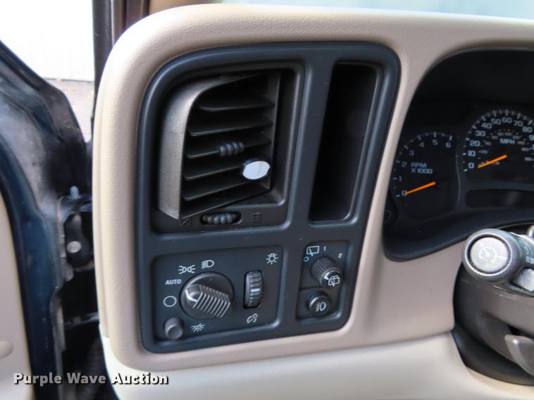 image for item DN9243 2004 Chevrolet Suburban 1500 SUV