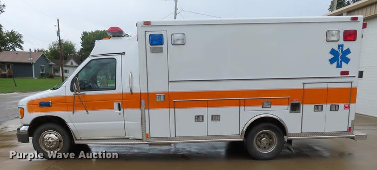 image for item EI9988 1999 Ford Econoline E450 ambulance