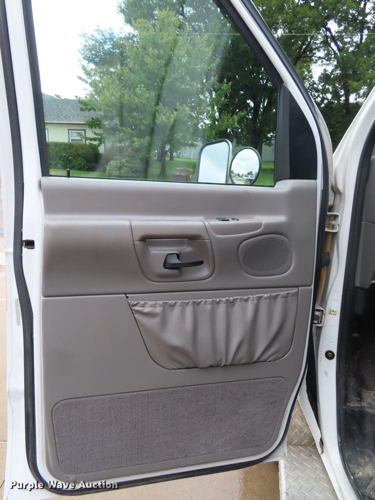 image for item EI9988 1999 Ford Econoline E450 ambulance