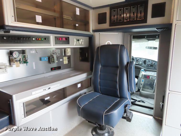 image for item EI9988 1999 Ford Econoline E450 ambulance