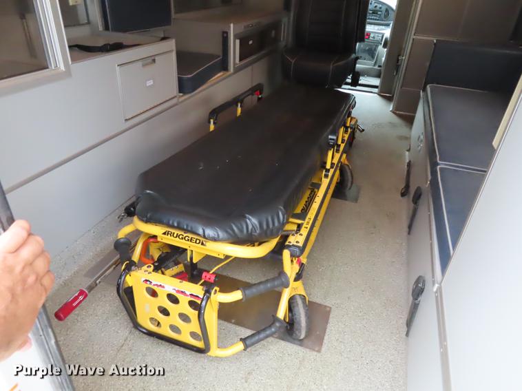 image for item EI9988 1999 Ford Econoline E450 ambulance