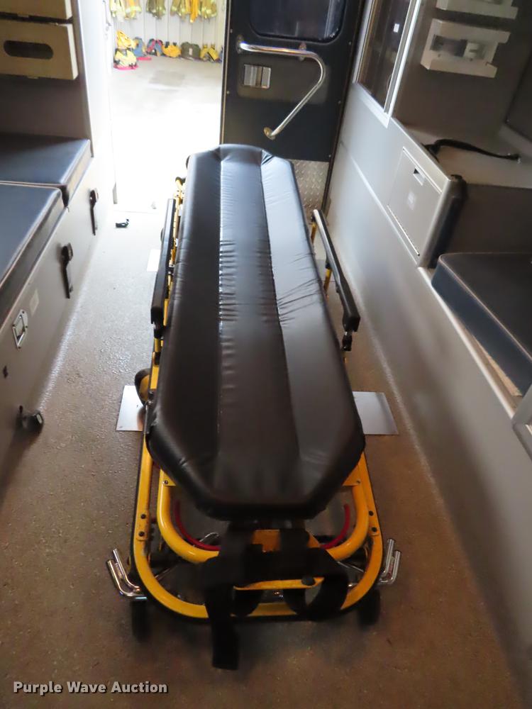 image for item EI9988 1999 Ford Econoline E450 ambulance