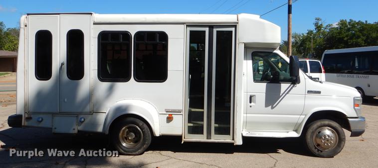 image for item EO9632 2008 Ford E350 Super Duty shuttle bus