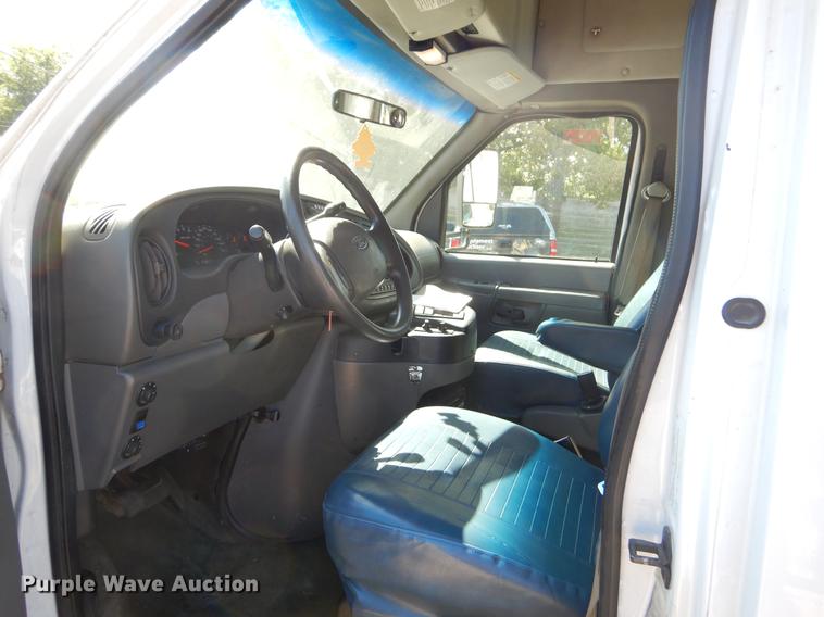 image for item EO9632 2008 Ford E350 Super Duty shuttle bus