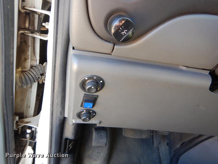 image for item EO9632 2008 Ford E350 Super Duty shuttle bus