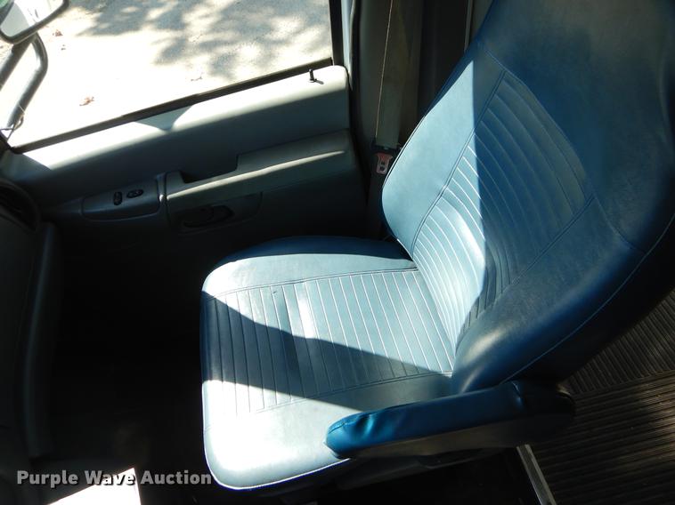 image for item EO9632 2008 Ford E350 Super Duty shuttle bus