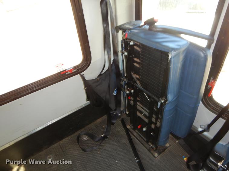 image for item EO9632 2008 Ford E350 Super Duty shuttle bus