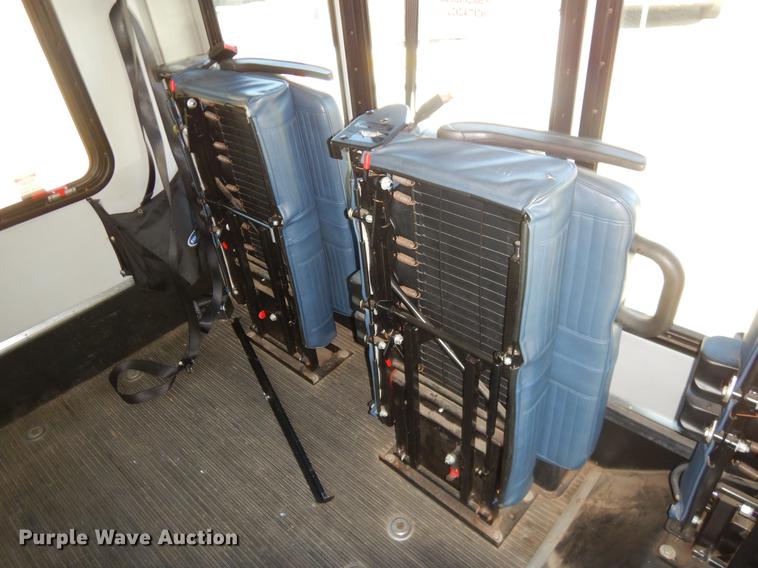 image for item EO9632 2008 Ford E350 Super Duty shuttle bus