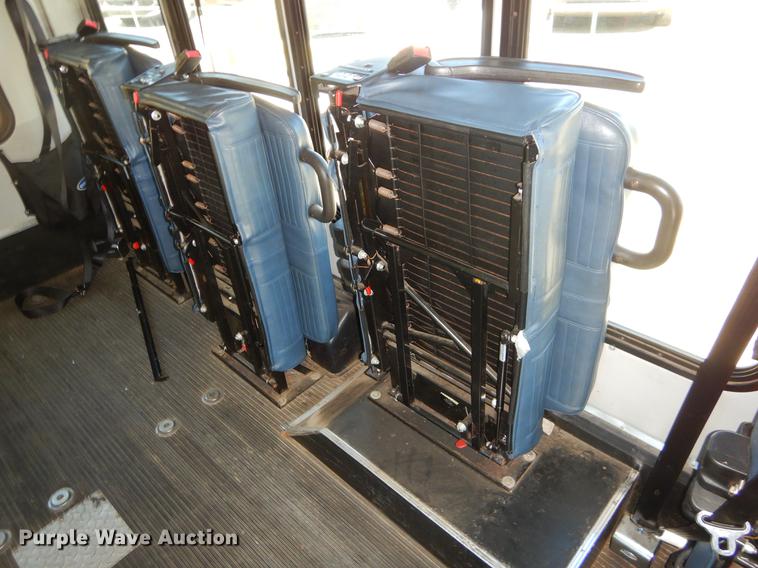 image for item EO9632 2008 Ford E350 Super Duty shuttle bus