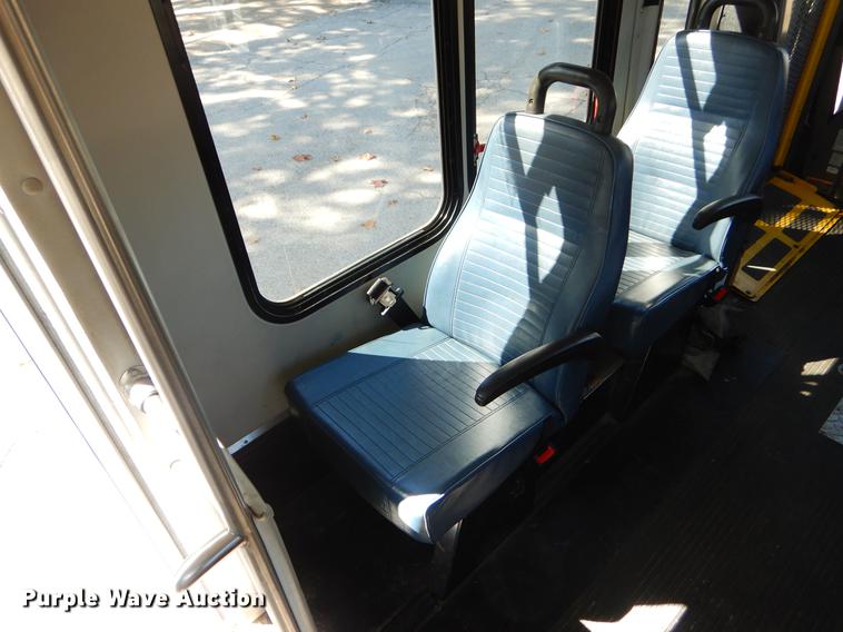 image for item EO9632 2008 Ford E350 Super Duty shuttle bus