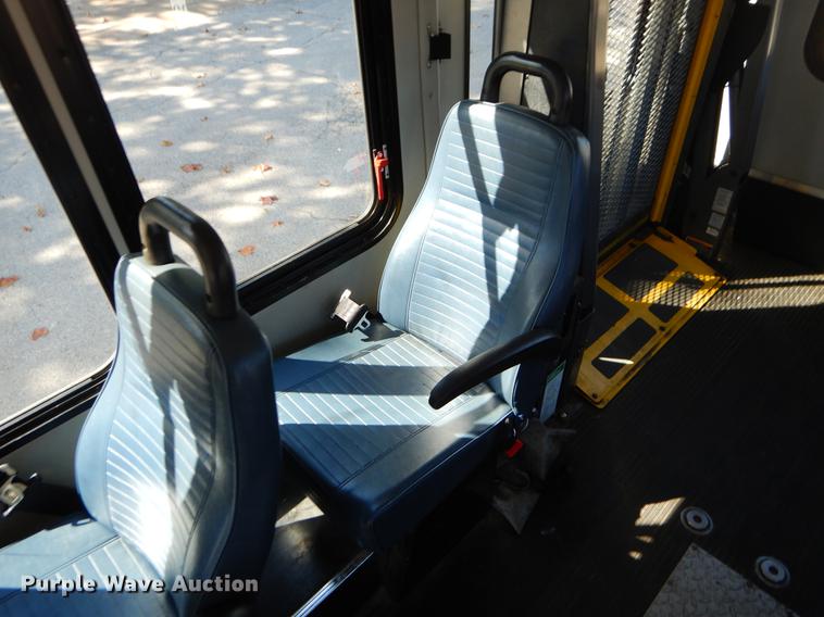 image for item EO9632 2008 Ford E350 Super Duty shuttle bus