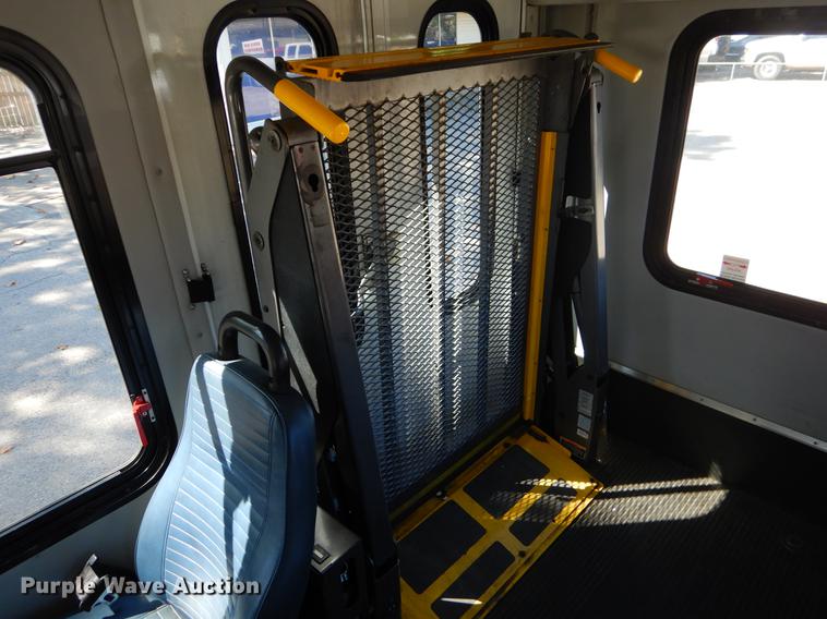 image for item EO9632 2008 Ford E350 Super Duty shuttle bus