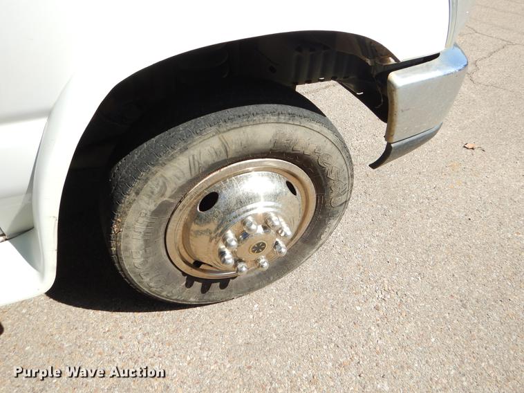 image for item EO9632 2008 Ford E350 Super Duty shuttle bus