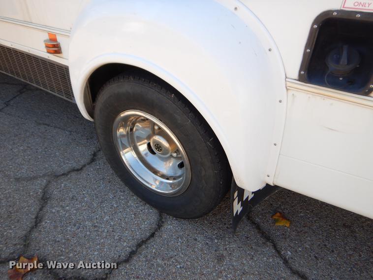 image for item EO9632 2008 Ford E350 Super Duty shuttle bus