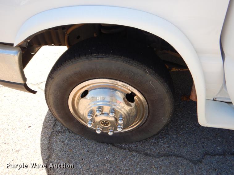 image for item EO9632 2008 Ford E350 Super Duty shuttle bus