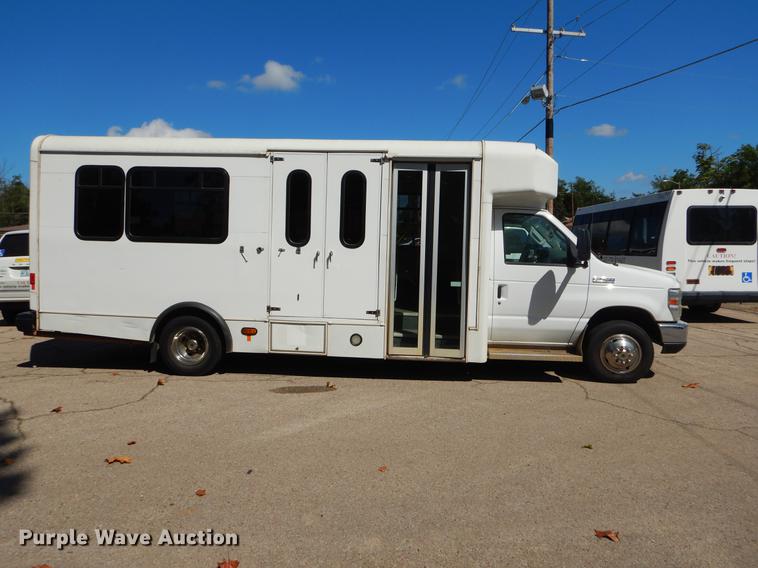 image for item EO9633 2008 Ford Econoline E450 shuttle bus