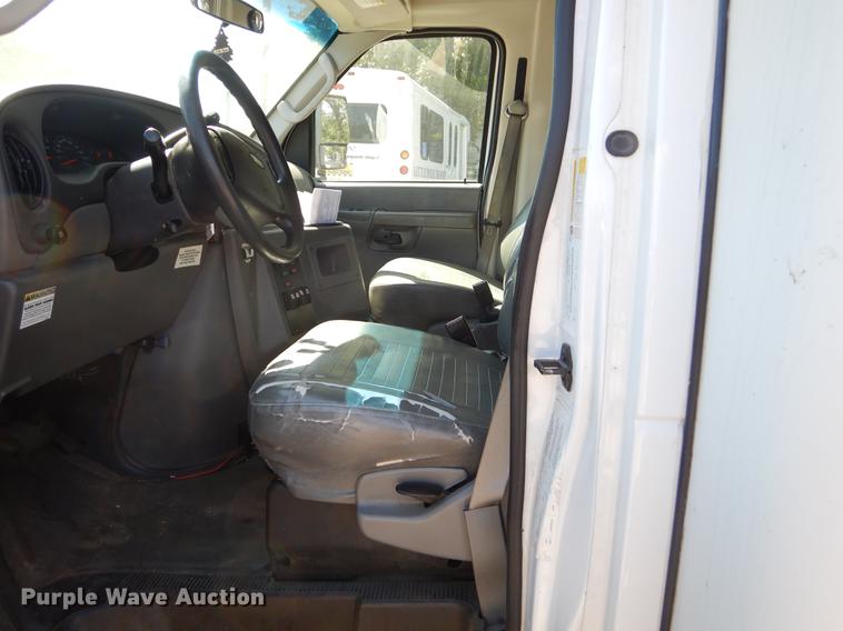image for item EO9633 2008 Ford Econoline E450 shuttle bus