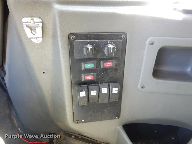 image for item EO9633 2008 Ford Econoline E450 shuttle bus