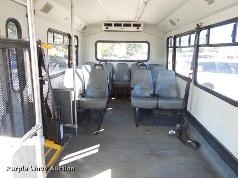 image for item EO9633 2008 Ford Econoline E450 shuttle bus