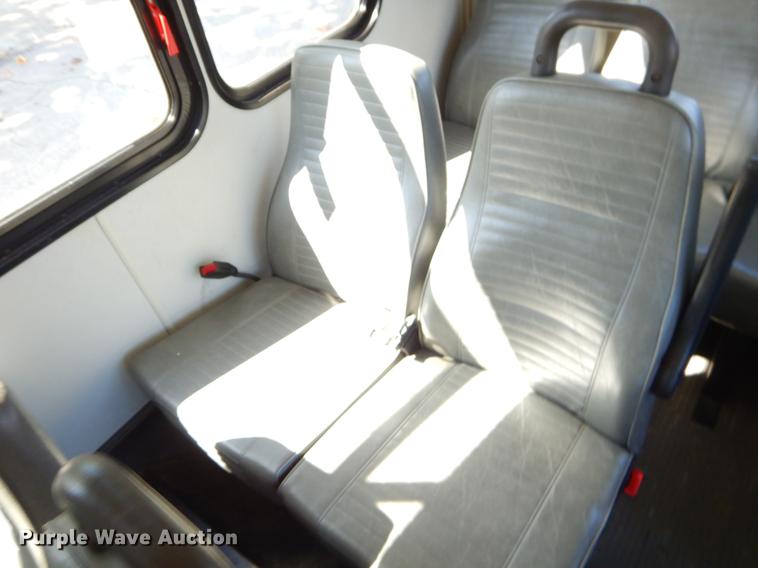 image for item EO9633 2008 Ford Econoline E450 shuttle bus