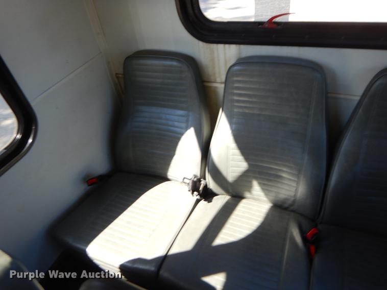 image for item EO9633 2008 Ford Econoline E450 shuttle bus