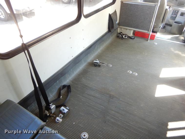 image for item EO9633 2008 Ford Econoline E450 shuttle bus