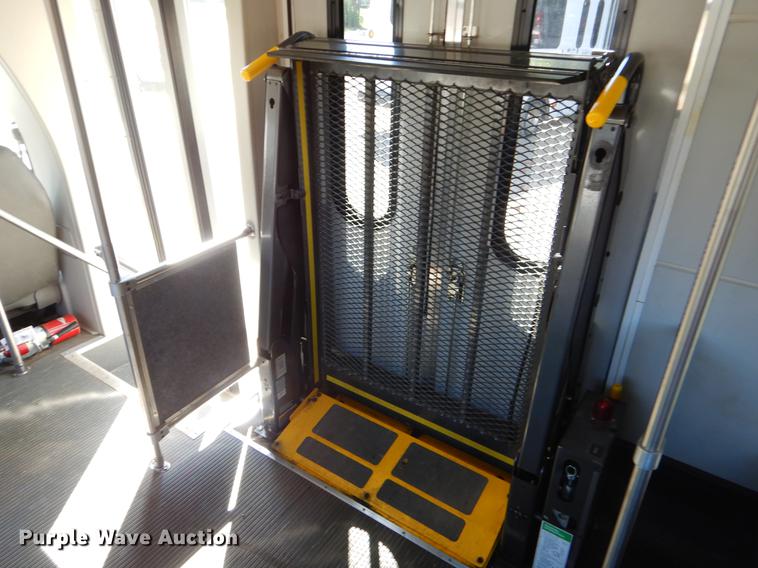 image for item EO9633 2008 Ford Econoline E450 shuttle bus